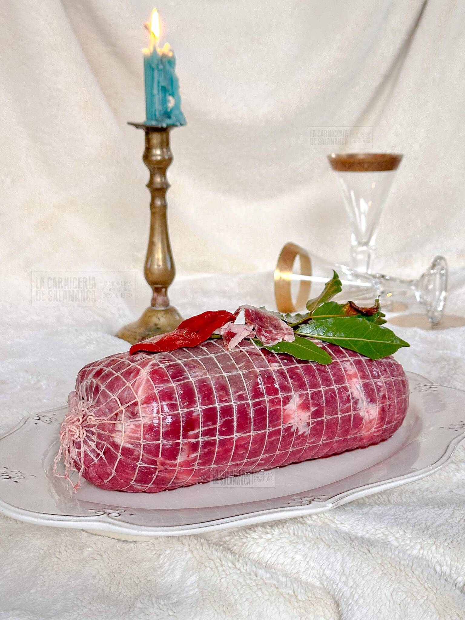 Relleno de ternera con pimientos del piquillo, jamón ibérico y hojas de laurel, disponible para comprar online en La Carnicería de Salamanca. Ideal para cocinar en ocasiones especiales o para dividir en raciones semanales.