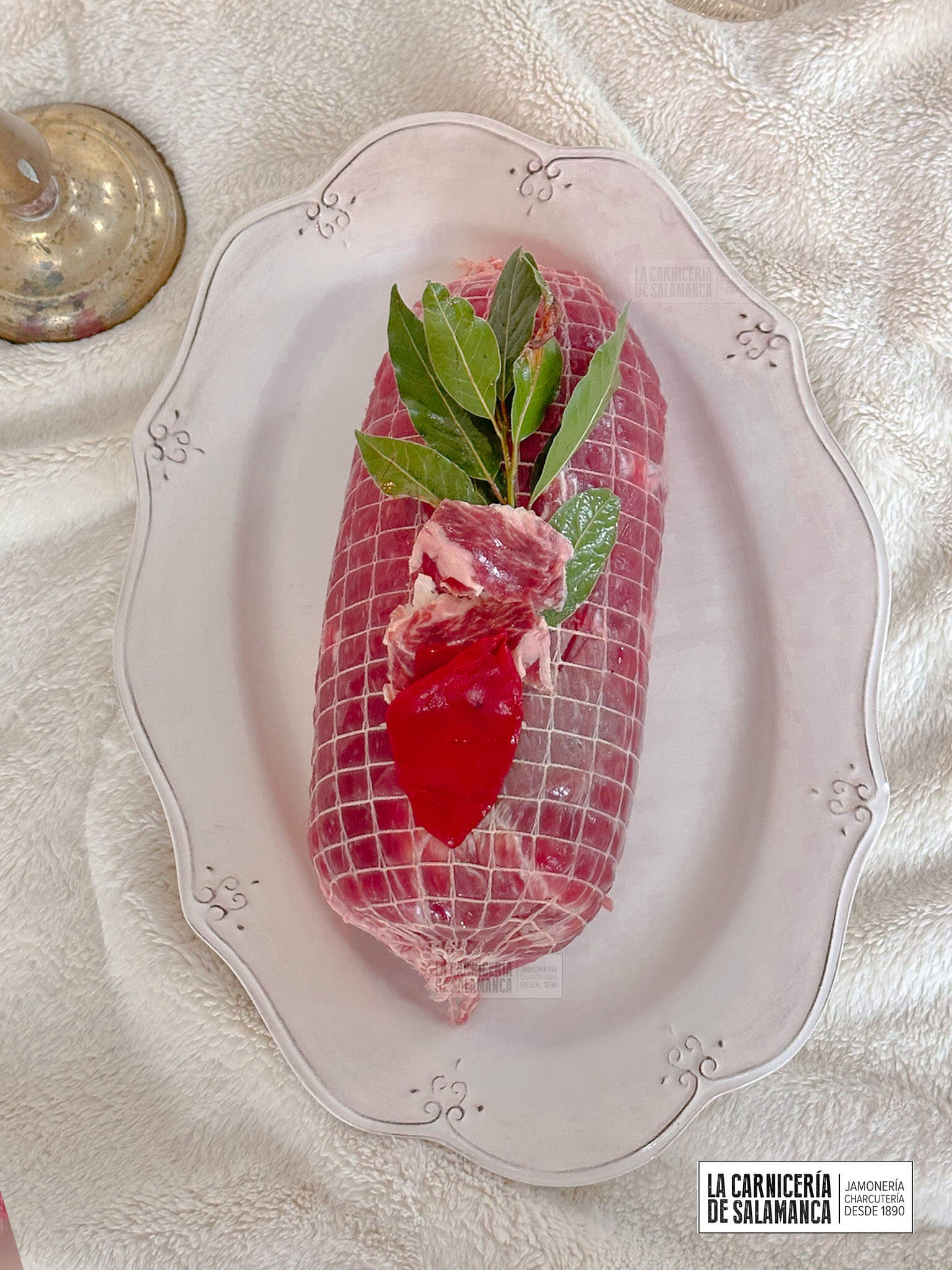 Relleno de ternera con pimientos del piquillo, jamón ibérico y hojas de laurel, disponible para comprar online en La Carnicería de Salamanca. Ideal para cocinar en ocasiones especiales o para dividir en raciones semanales.