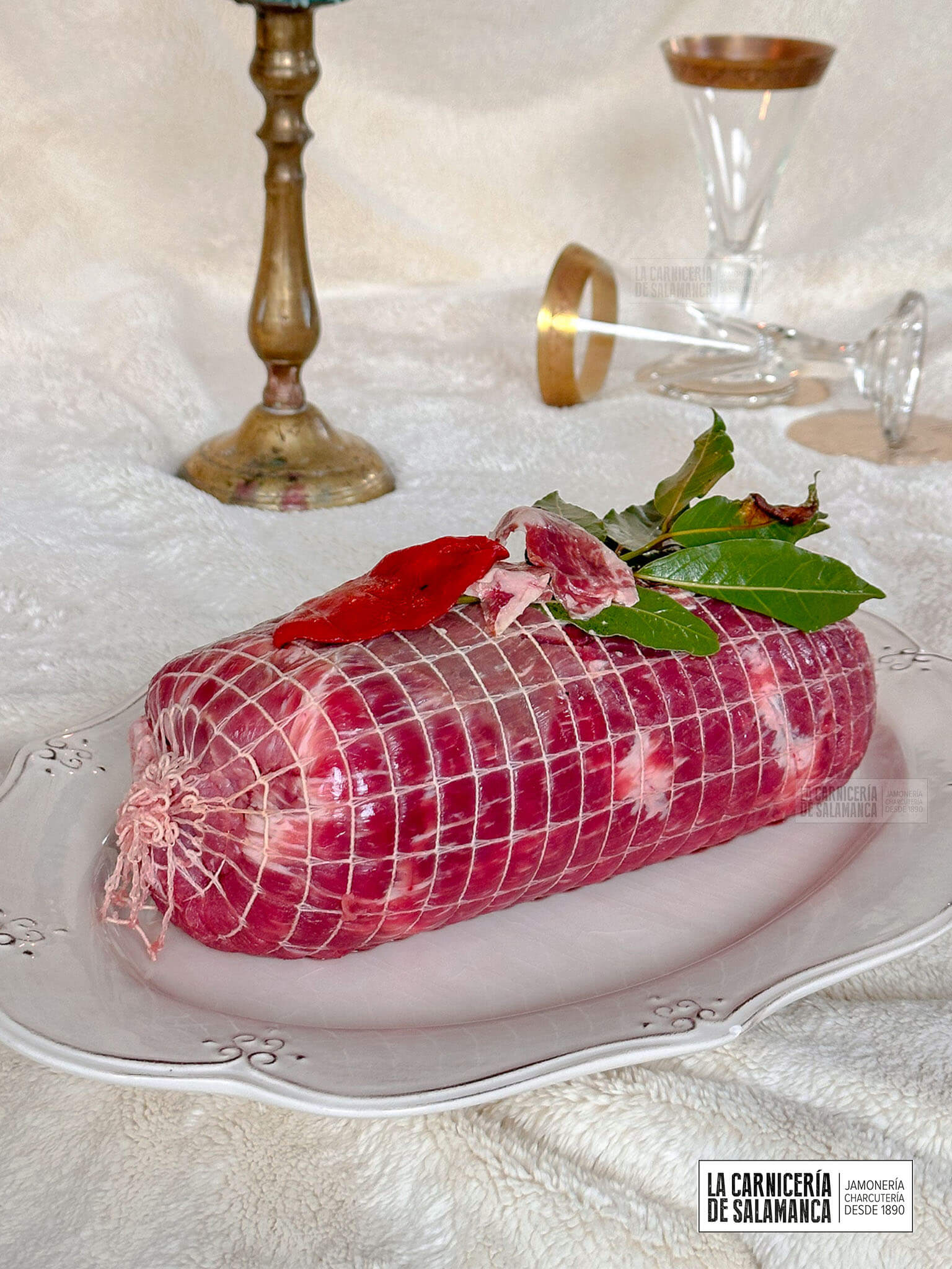 Relleno de ternera con pimientos del piquillo, jamón ibérico y hojas de laurel, disponible para comprar online en La Carnicería de Salamanca. Ideal para cocinar en ocasiones especiales o para dividir en raciones semanales.