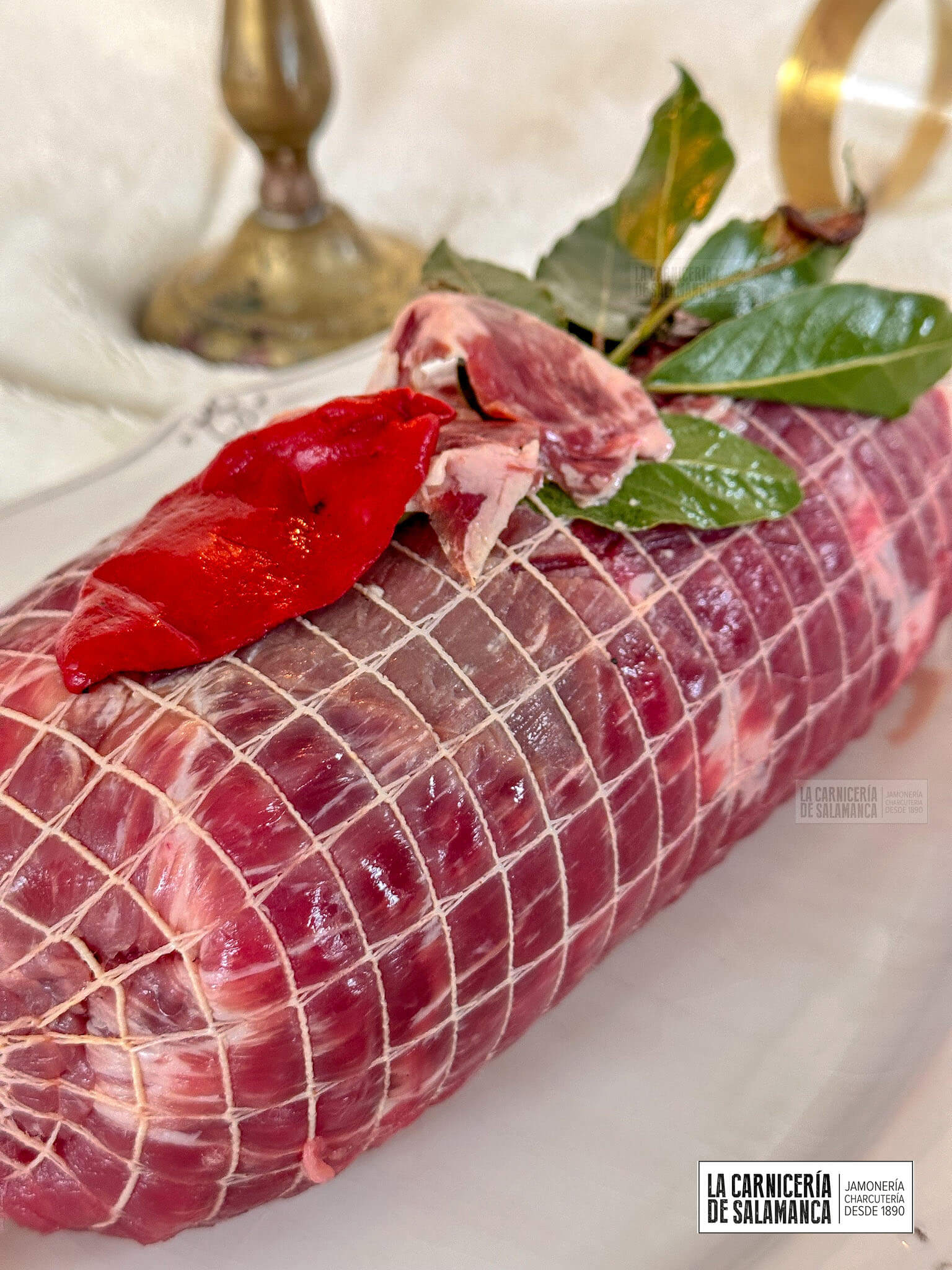 Relleno de ternera con pimientos del piquillo, jamón ibérico y hojas de laurel, disponible para comprar online en La Carnicería de Salamanca. Ideal para cocinar en ocasiones especiales o para dividir en raciones semanales.