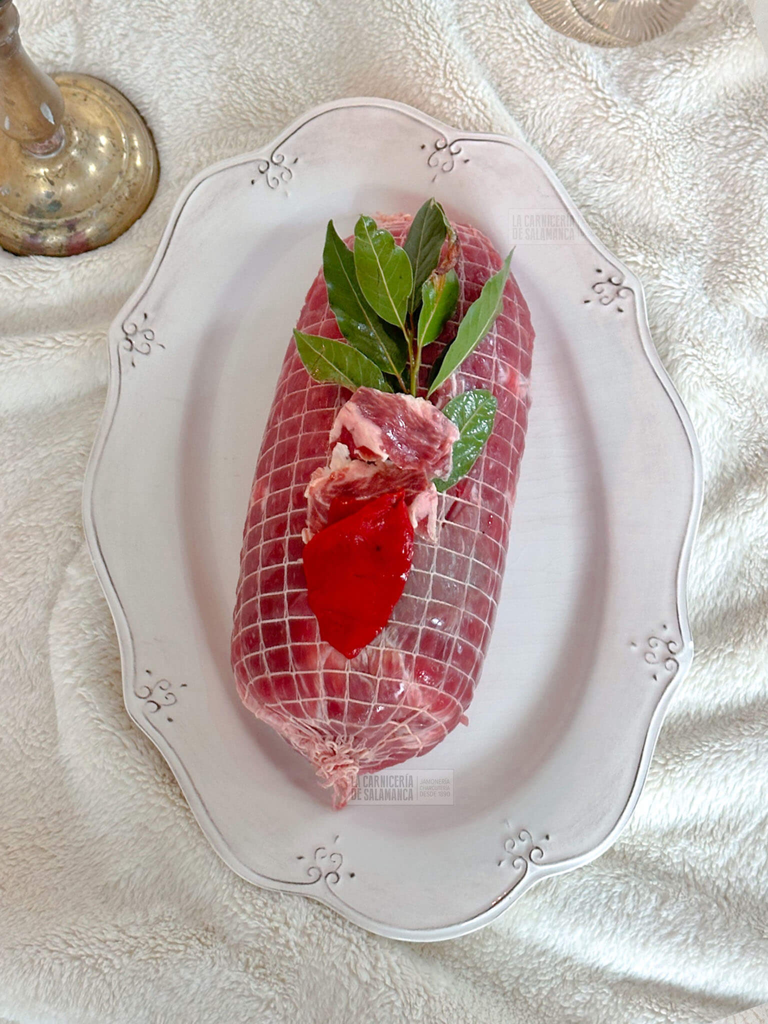 Relleno de ternera con pimientos del piquillo, jamón ibérico y hojas de laurel, disponible para comprar online en La Carnicería de Salamanca. Ideal para cocinar en ocasiones especiales o para dividir en raciones semanales.
