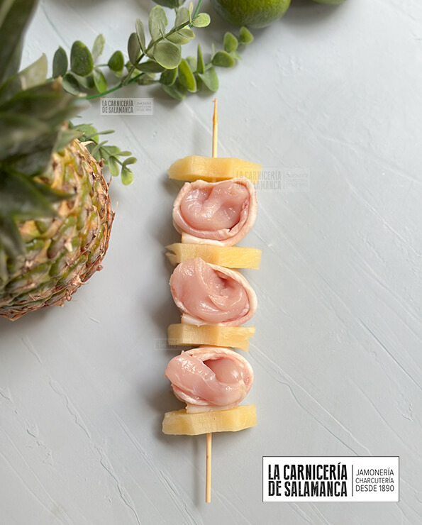 Brocheta de pollo y piña, espectacular carne para barbacoa.