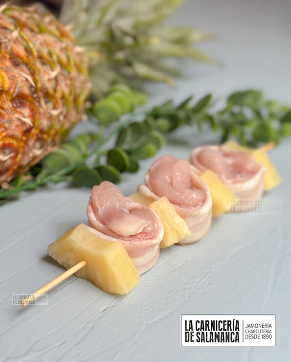 Brocheta de pollo y piña, espectacular carne para barbacoa.