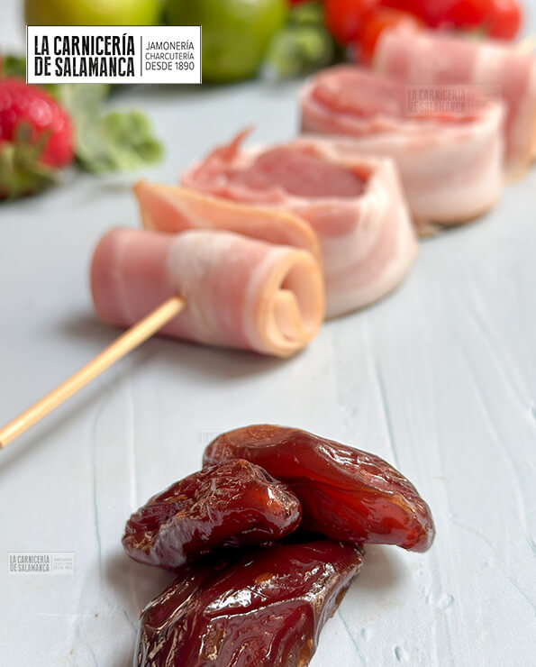 Brocheta de solomillo con bacon y dátiles. Extraordinaria brocheta para barbacoa disponible para comprar online en La Carnicería de Salamanca.