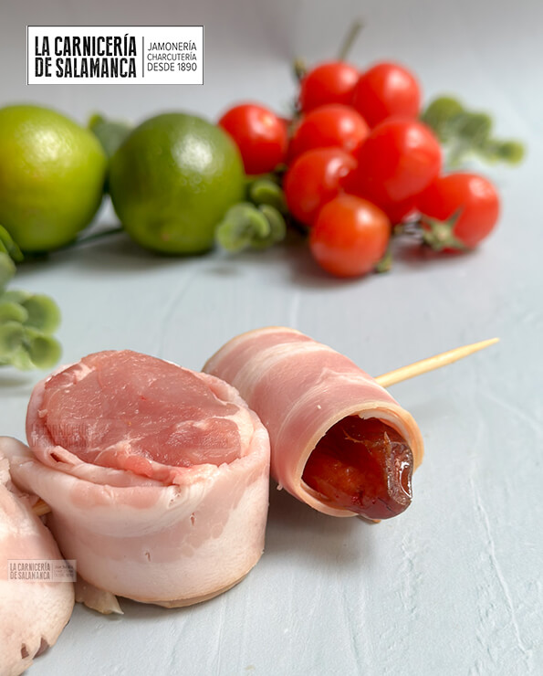 Brocheta de solomillo con bacon y dátiles. Extraordinaria brocheta para barbacoa disponible para comprar online en La Carnicería de Salamanca.