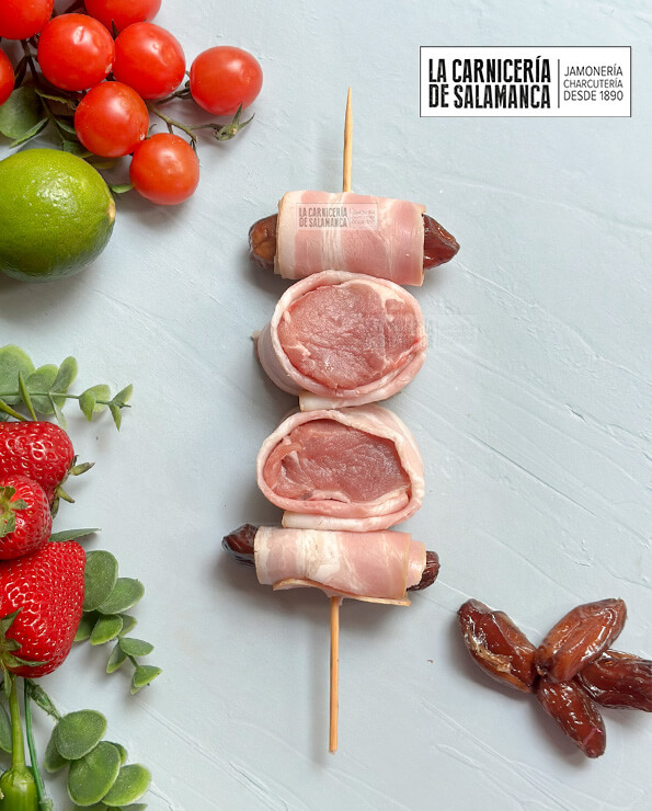 Brocheta de solomillo con bacon y dátiles. Extraordinaria brocheta para barbacoa disponible para comprar online en La Carnicería de Salamanca.