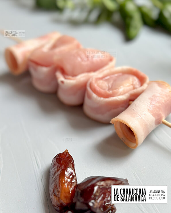 Brocheta de pollo, bacon y dátiles. Espectacular para barbacoa.