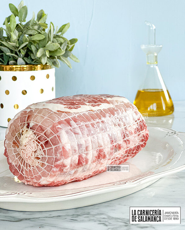 lomo ibérico relleno de jamón, disponible para comprar online en La carnicería de Salamanca. Listo para asar o guisar. Receta de lomo de cerdo relleno, en este caso lomo de cerdo ibérico, relleno de jamón ibérico. Una carne muy especial que bien cocinada resulta espectacular. Esta carne está disponible para comprar online en La Carnicería de Salamanca.