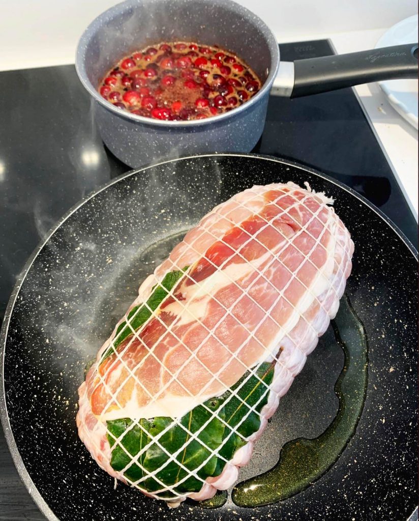 Receta de relleno de lomo de cerdo asado. Relleno de jamón ibérico y queso emmental. En la foto, mientras sellamos el relleno, cocinamos la salsa de arándanos rojos.