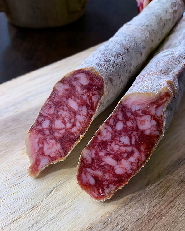 Detalle de salchichón fino, salchichón vela, vela ibérica, detalle embutido, salchichón fino