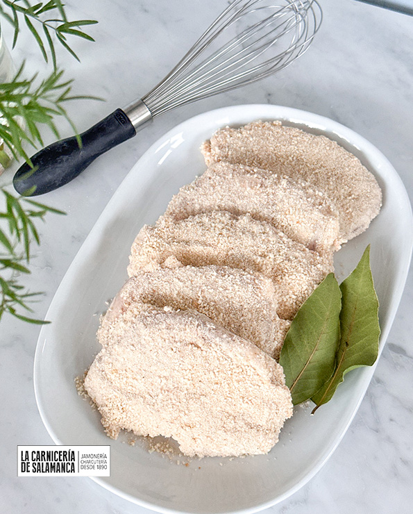 San jacobos caseros hechos a mano, con empanado fino y relleno jugoso de jamón y queso, elaborados de forma artesanal.