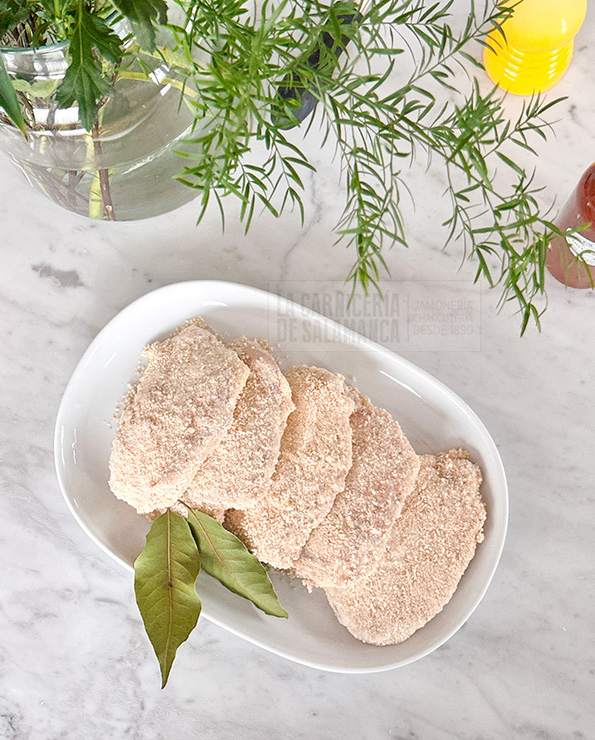 San jacobos caseros artesanos elaborados en carnicería tradicional con lomo de cerdo, jamón serrano y queso, listos para cocinar.