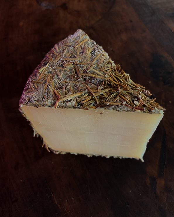 cuña de queso curado Pago los Vivales.