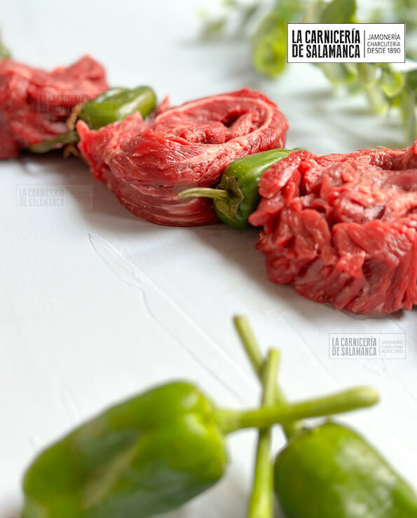 Detalle de brocheta de entraña de ternera con pimientos del piquillo disponible en nuestra carnicería online: La Carnicería de Salamanca.