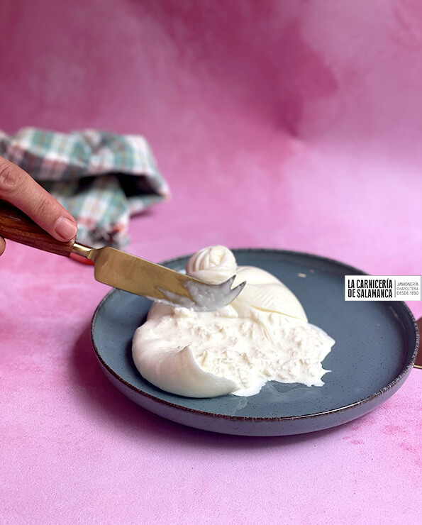 Interior cremoso de burrata Zucca abierta sobre plato gris, fotografía tomada en La Carnicería de Salamanca