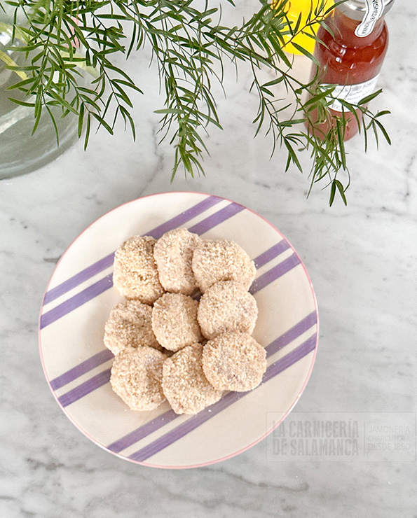 Nuggets de pollo caseros artesanos elaborados en carnicería tradicional, con empanado fino y crujiente, listos para freír u hornear, ideales para venta online y canal HORECA.