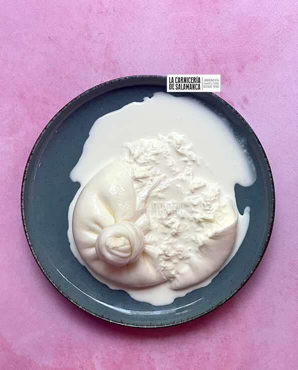 Interior cremoso de burrata Zucca abierta sobre plato gris, fotografía tomada en La Carnicería de Salamanca
