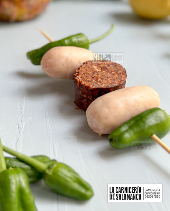 Brocheta para barbacoa de morcilla, butifarra y pimientos del padrón.