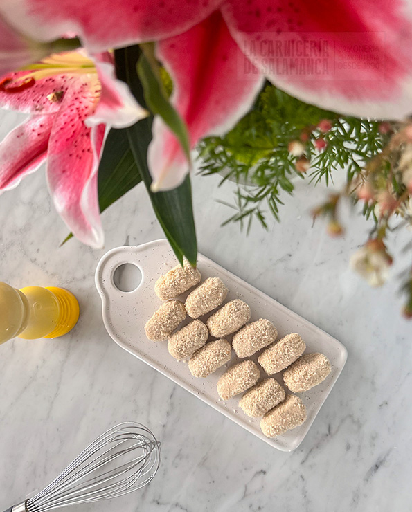 Croquetas caseras artesanas elaboradas a mano en carnicería tradicional, hechas como en casa, listas para freír y disfrutar.