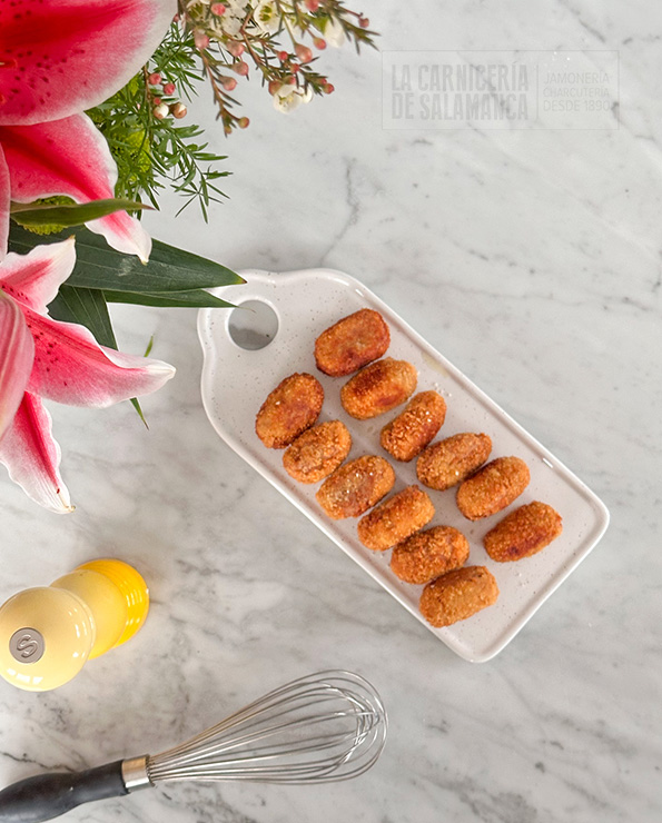 Croquetas caseras hechas a mano, elaboradas artesanalmente con receta tradicional y empanado fino, listas para cocinar.