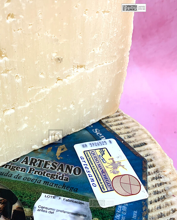 Placa de caseína del queso El Pesebre, manchego semi curado. Disponible para comprar online en La Carnicería de Salamanca.