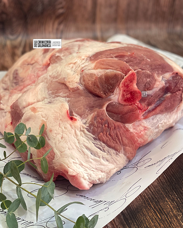Detalle de paleta fresca de cerdo (ideal para preparar pulled pork)