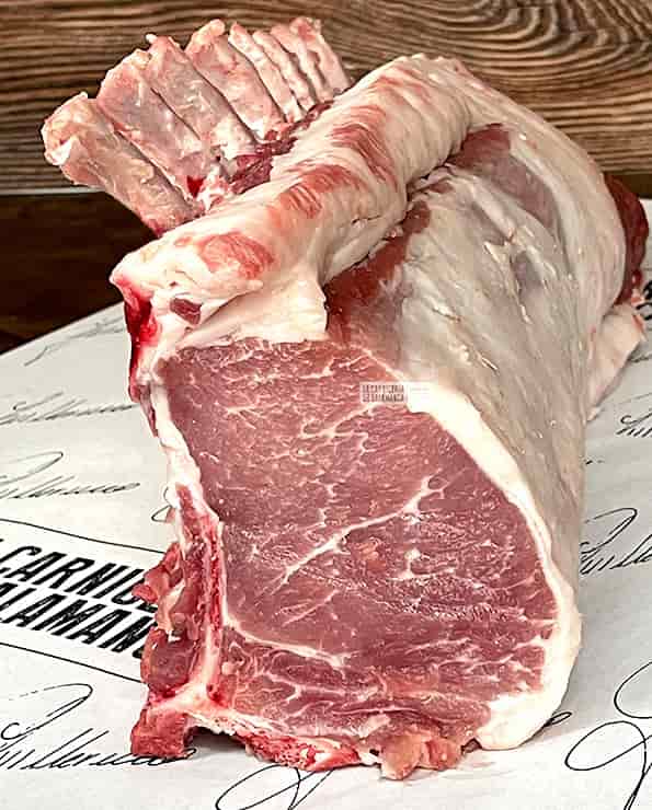 Detalle del corte rack de cerdo o costillar de cerdo, carré de cerdo, chuletero de cerdo, carne de cerdo de La Carnicería de Salamanca.