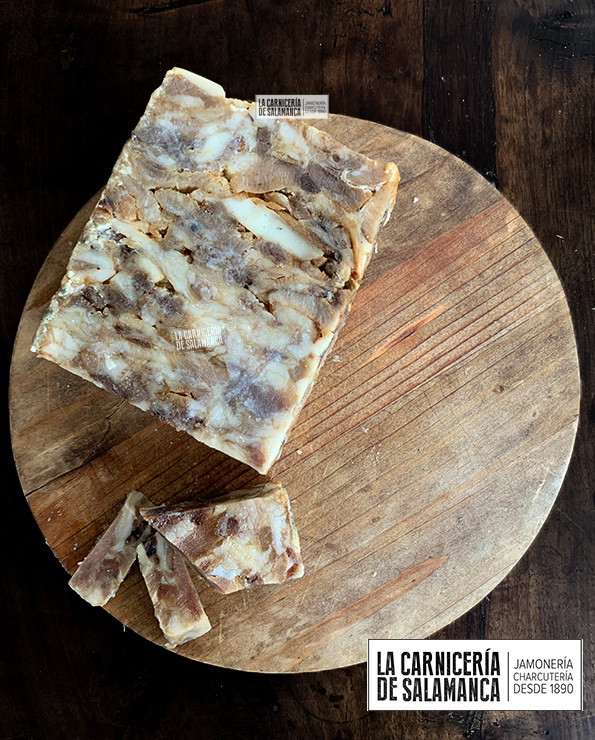 Chicharrón o chicharrones en España, grasas de cerdo ibéricas, fritas y prensadas. Porducto típico.