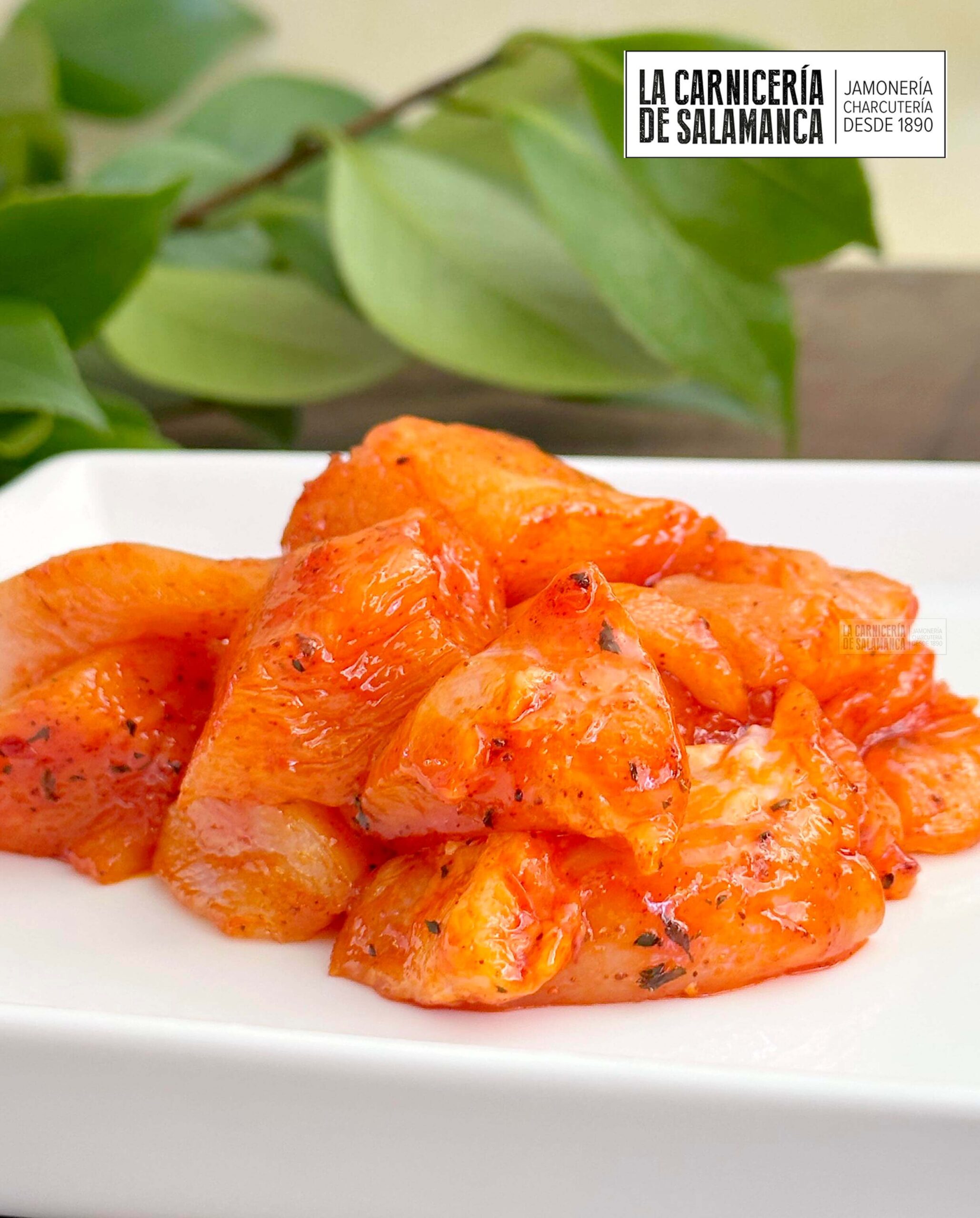 Pechuga de pollo a la barbacoa. Se presenta en dados y está listo para cocinar. Esta carne está disponible para comprar en nuestra carnicería online.