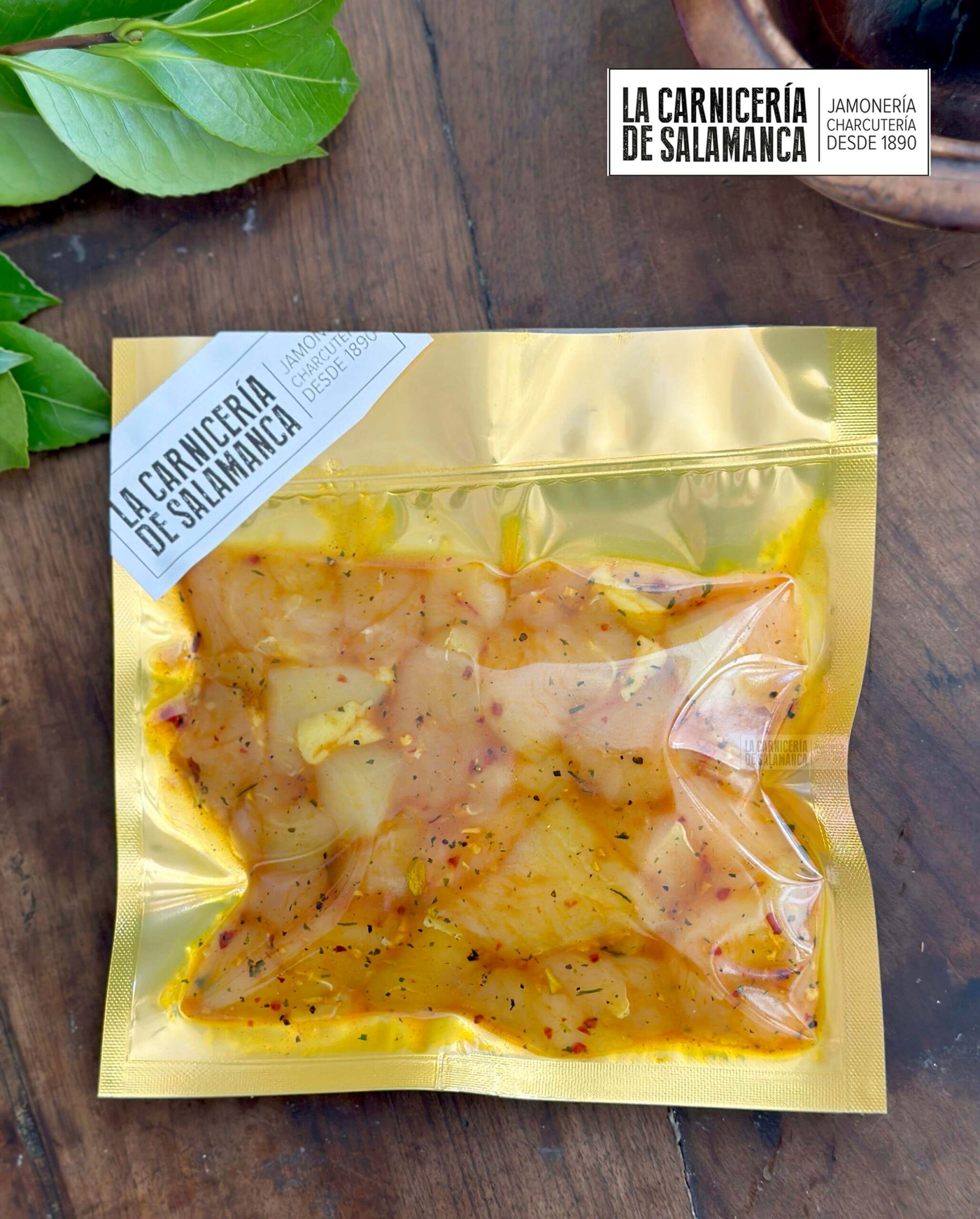 Pechuga de pollo al curry, disponible para comprar carne online en nuestra carnicería: La Carnicería de Salamanca. Este producto se ha creado en paquetes de 200 gramos para facilitar la compra de carne online para deportistas.