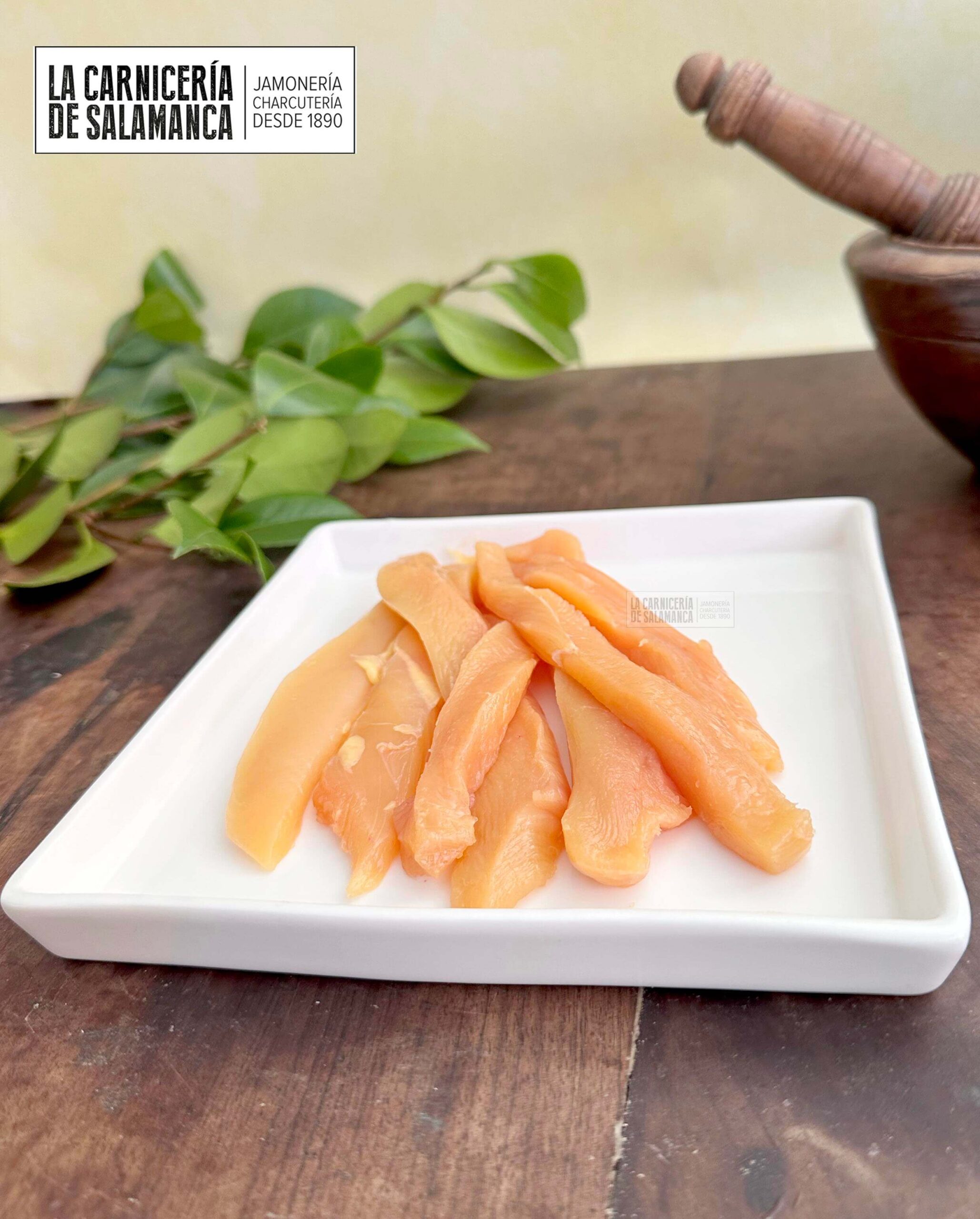 Tiras de pollo de corral disponibles para comprar online en La Carnicería de Salamanca, perfecta carne para deportistas.