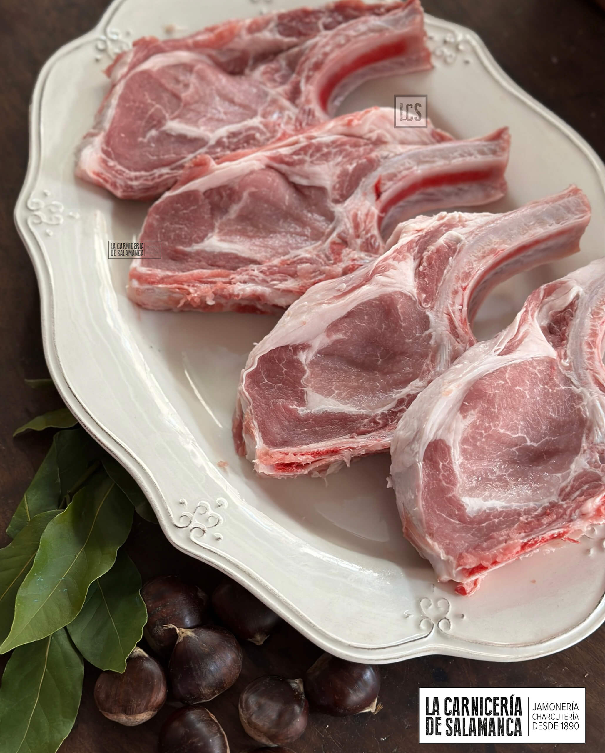 Chuletas de cerdo alimentado con castañas. Este corte es el equivalente al chuletón, se podría llamar también chuletón de cerdo y además, este concretamente es un chuletón de cerdo especial porque la alimentación de estos cerdo se hace con castañas.