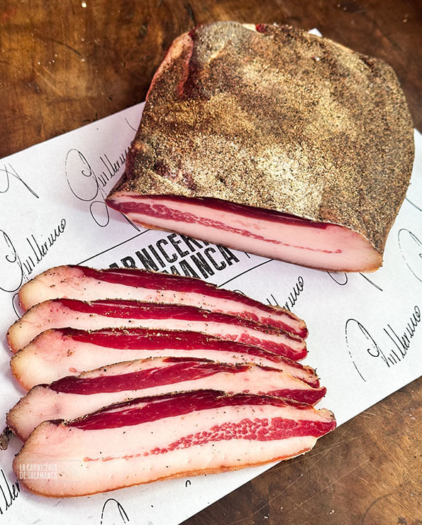 Auténtico guanciale italiano disponible para comprar online en nuestra carnicería online: la carnicería de Salamanca. Además puedes comprar todo tipo de carne online en nuestra web.
