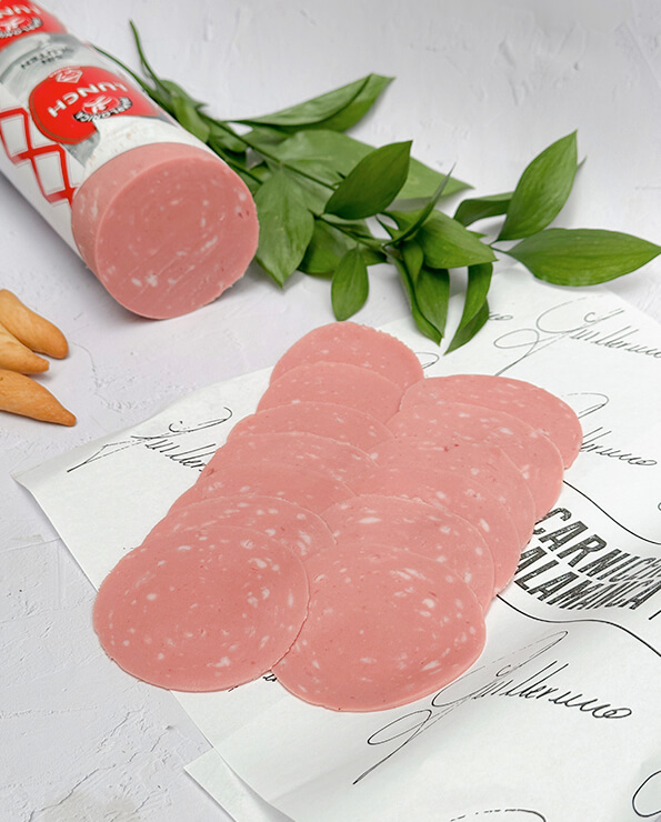 Fiambre de la Caprichosa cortado en lonchas, envasado al vacío y presentado sobre papel personalizado de La Carnicería de Salamanca