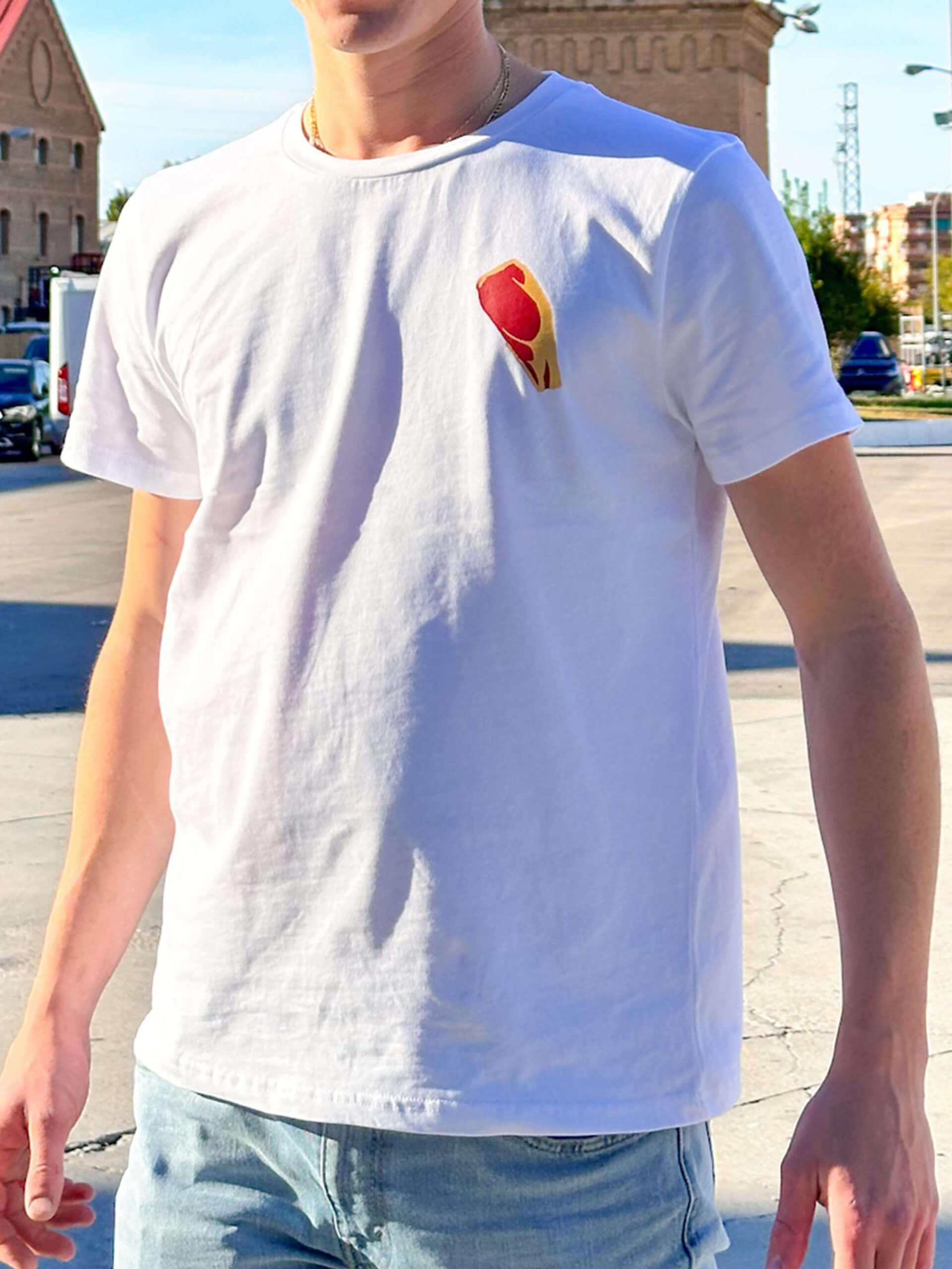 Guillermo de LA CARNICERÍA DE SALAMANCA luciendo camiseta blanca de MUY CHULETA® con logo en el pecho. Camiseta minimalista y de alta calidad, reflejando el espíritu de la marca MUY CHULETA® y su vínculo con LA CARNICERÍA DE SALAMANCA.