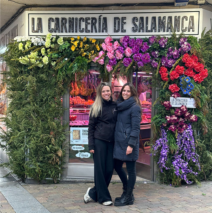 María y Estefanía en la fachada de La Carnicería de Salamanca