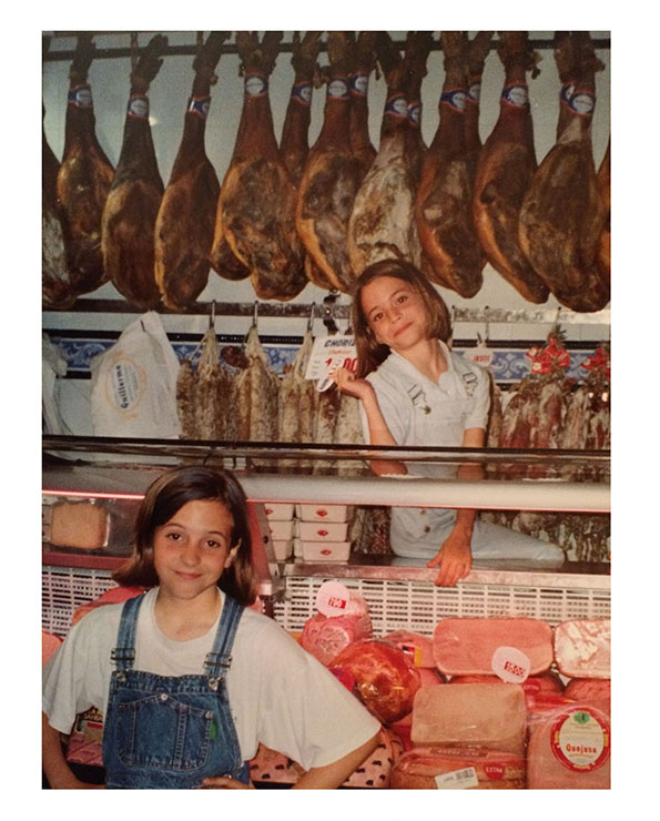 María y Estefanía niñas en la carnicería