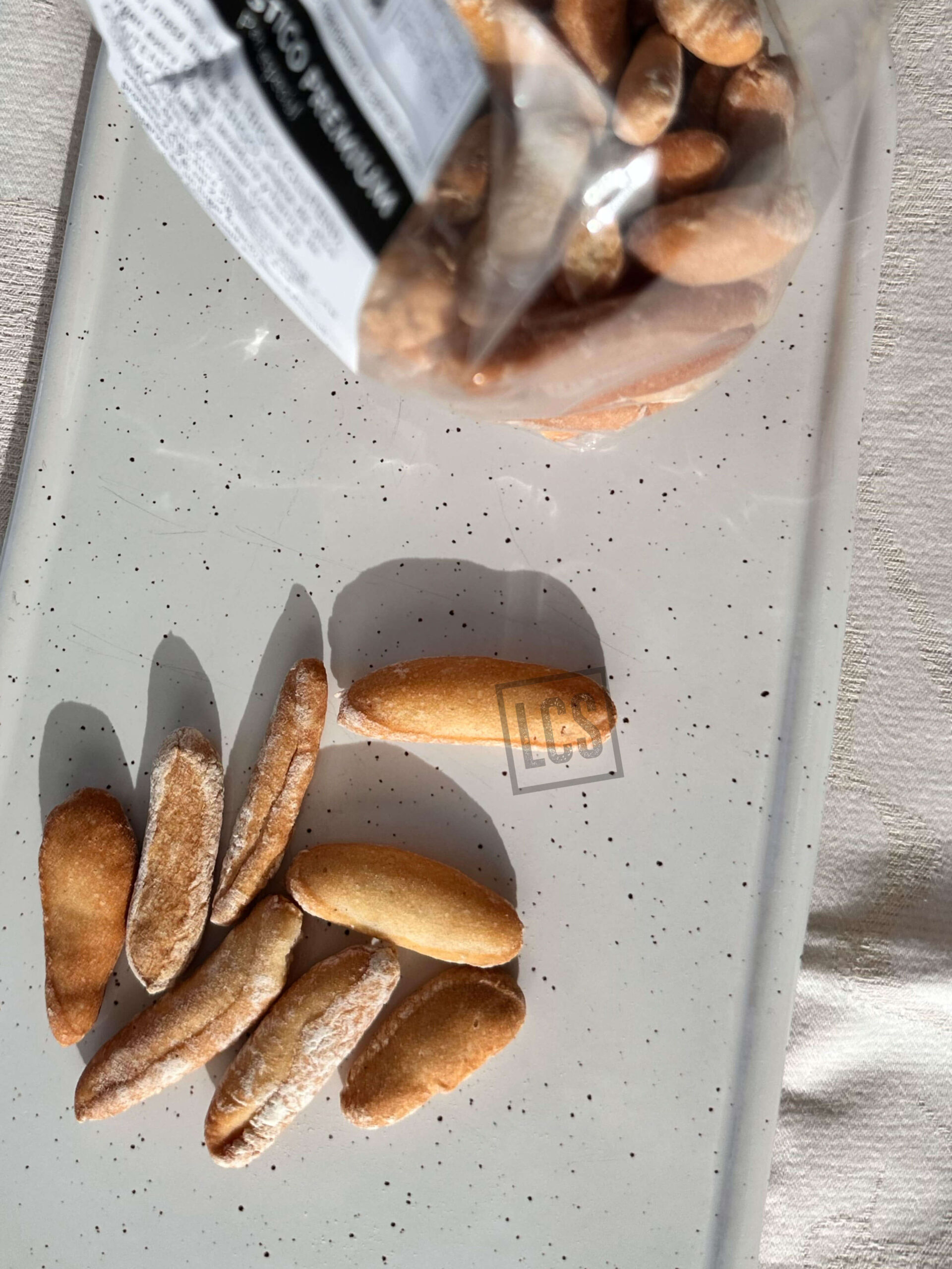 Picos rústicos premium de 150 g, elaborados con masa madre y aceite de oliva virgen extra. Crujientes, artesanos y perfectos para tus tablas y aperitivos. Comprar online.