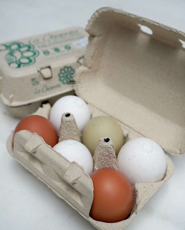 Huevos camperos de pollita procedentes de la granja La Charrita. Huevos frescos de gallinas camperas con gran sabor disponibles en la tienda online de La Carnicería de Salamanca.