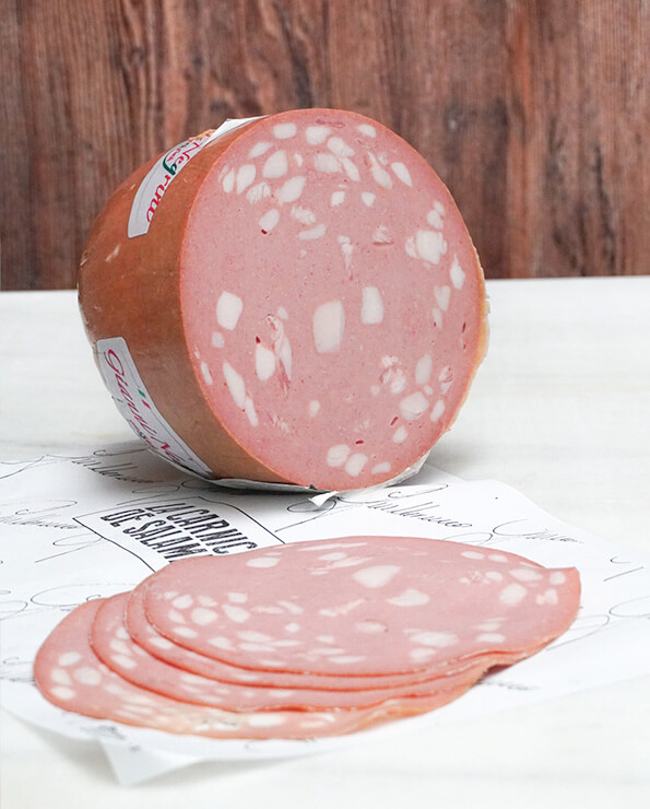 Mortadela italiana loncheada en charcutería artesanal de La Carnicería de Salamanca.