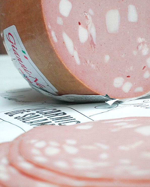 Mortadela italiana recién cortada en finas lonchas en La Carnicería de Salamanca.