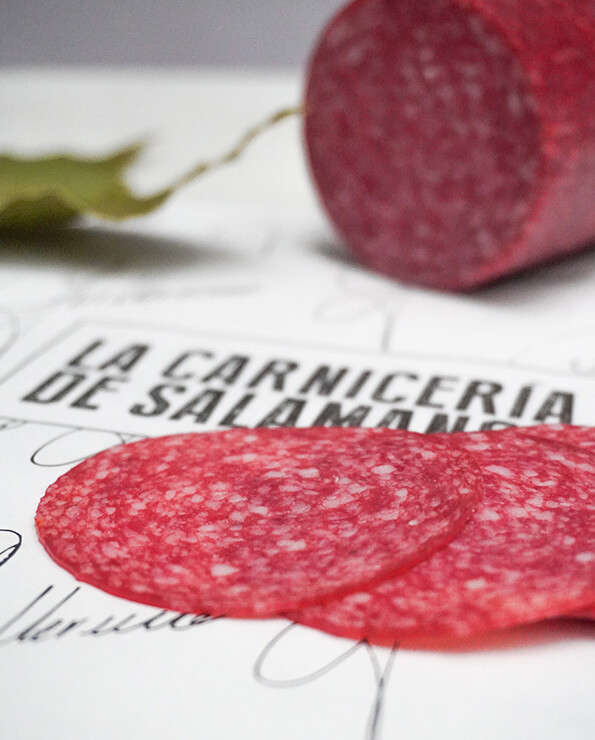 Salami loncheado en finas lonchas y envasado al vacío, disponible para comprar online en La Carnicería de Salamanca.