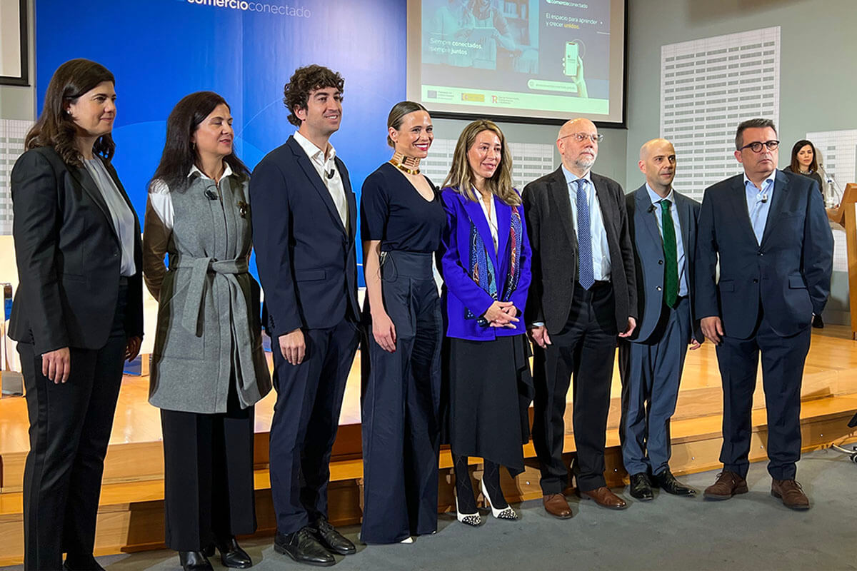 Foto oficial de los ponentes de Comercio Conectado ante el photocall del Ministerio de Industria, Comercio y Turismo, con María Hernández Mesonero representando a La Carnicería de Salamanca