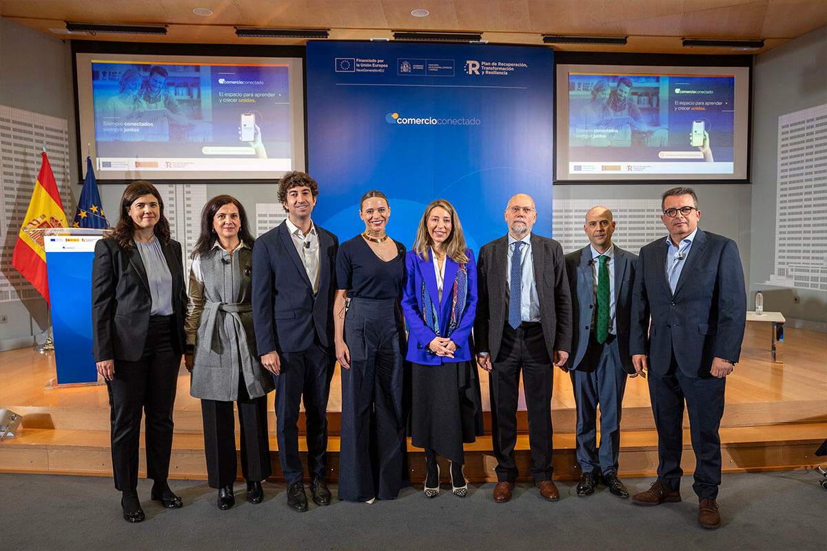 Foto oficial de los ponentes de Comercio Conectado ante el photocall del Ministerio de Industria, Comercio y Turismo, con María Hernández Mesonero representando a La Carnicería de Salamanca