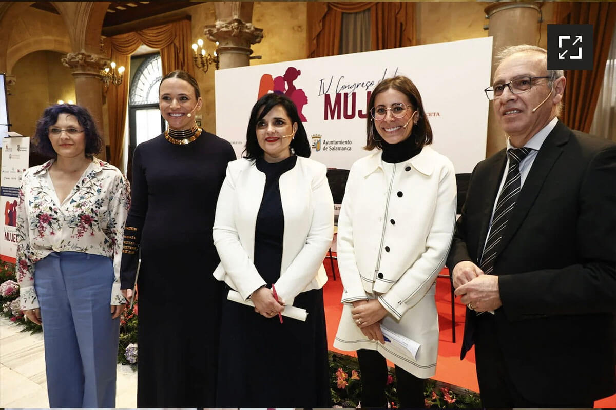María Hernández Mesonero, de La Carnicería de Salamanca, junto a los ponentes del IV Congreso de la Mujer organizado por La Gaceta de Salamanca y el Ayuntamiento de Salamanca en 2025