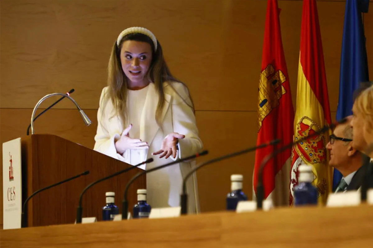 María Hernández Mesonero, de La Carnicería de Salamanca, interviniendo en la gala de los Premios CES 2025 de la Confederación de Empresarios de Salamanca