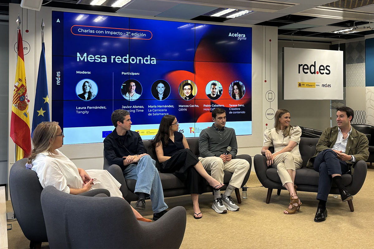 María Hernández Mesonero, de La Carnicería de Salamanca, participando en la mesa redonda de la II edición de Charlas con Impacto de Acelera Pyme, organizada por Red.es en Madrid en mayo de 2026, junto a Javier Alonso de Wasting Time, Marcos Cacho de ORYN, Pablo Caballero de Hola Coffee y Teresa Sanz, moderada por Laura Fernández de Tangity