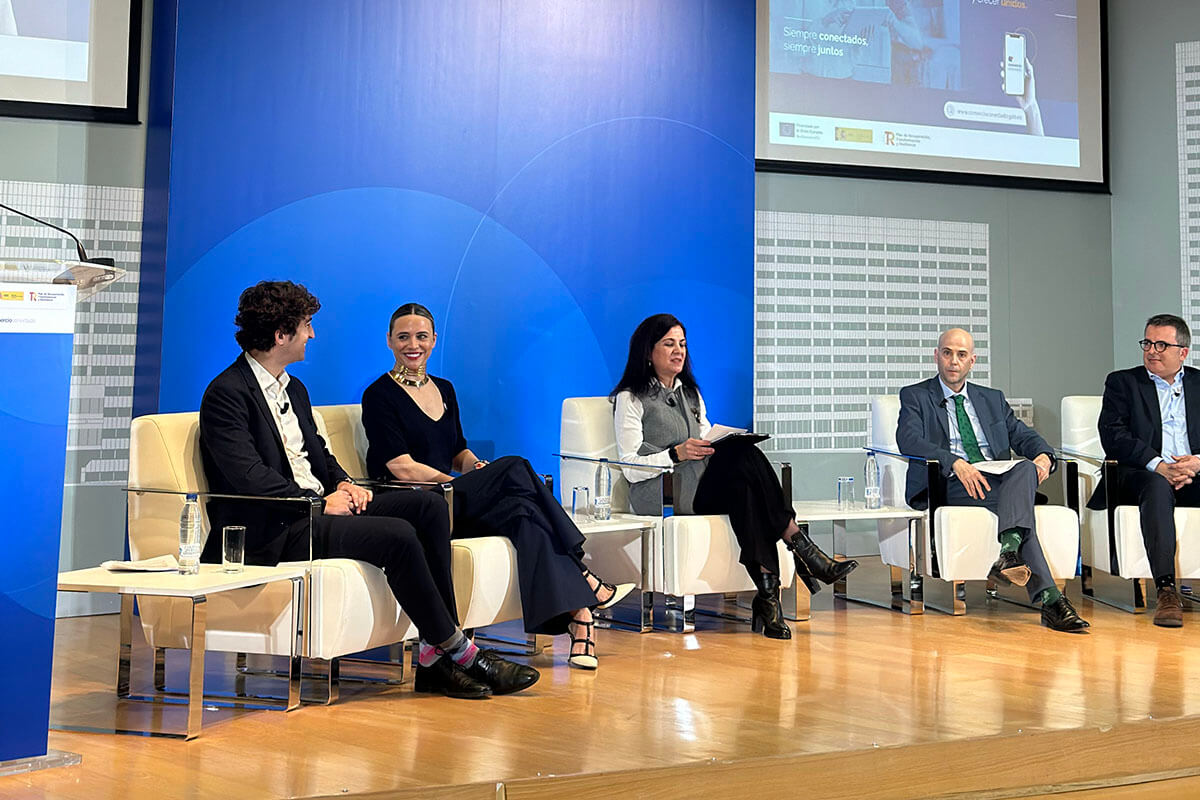 María Hernández Mesonero de La Carnicería de Salamanca junto a los ponentes de la jornada Comercio Conectado del Ministerio de Industria, Comercio y Turismo del Gobierno de España