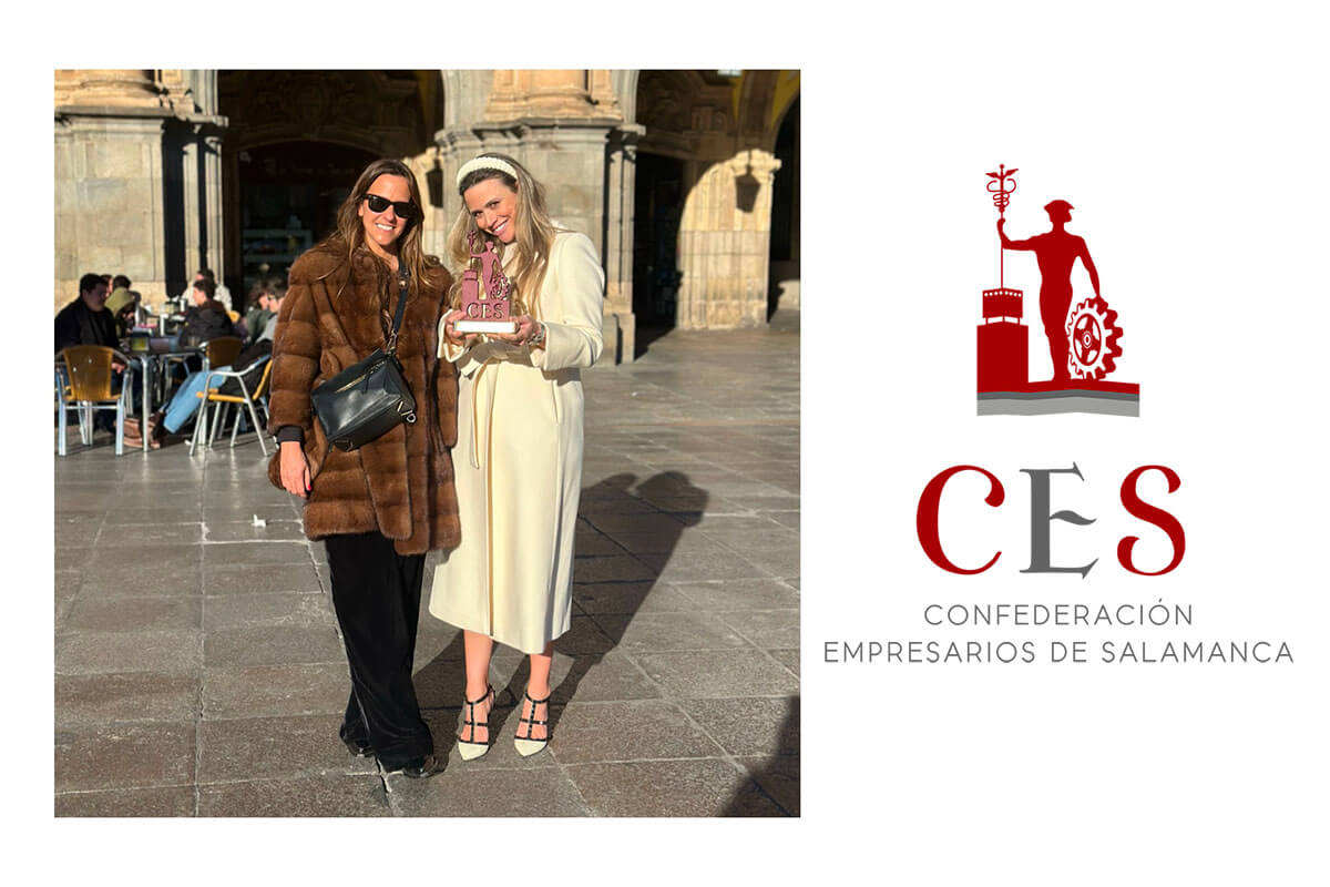 María Hernández Mesonero sostiene el trofeo del Premio CES a la Innovación Empresarial 2025 junto a la Plaza Mayor de Salamanca, concedido por la Confederación de Empresarios de Salamanca