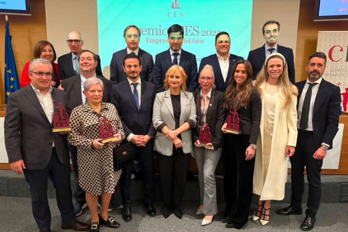 Foto de familia de los galardonados en los Premios CES 2025 de la Confederación de Empresarios de Salamanca, con María Hernández Mesonero de La Carnicería de Salamanca